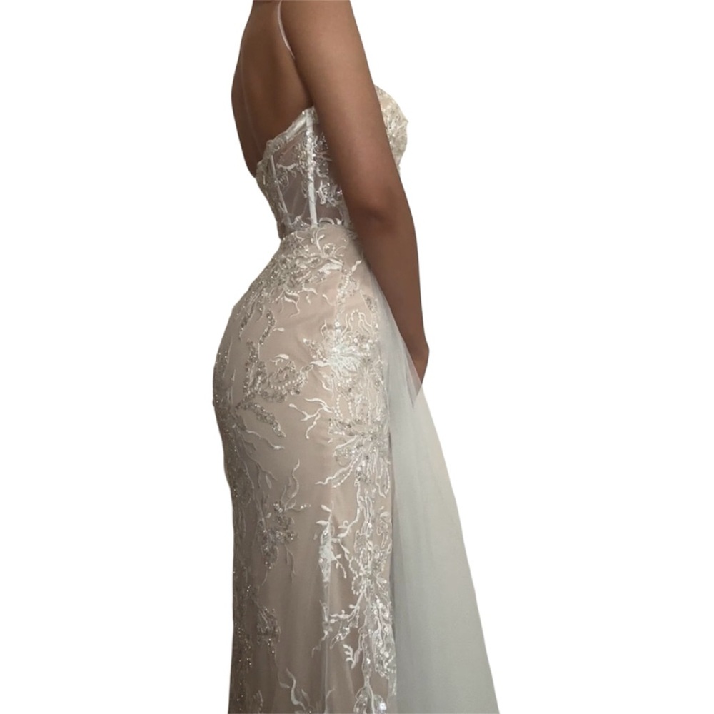 Chic Strapless Lace Dress in Cream